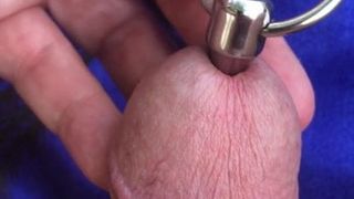 Bawiąc się moją siusią uwielbiam biżuterię na penisa