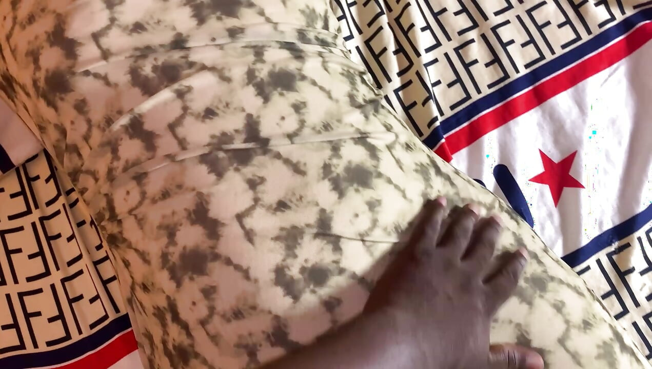 Stiefvater schleicht sich in sein zimmer der stieftochter