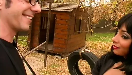 Лизание сисек на улице в тройничке - киска широко раздвинута