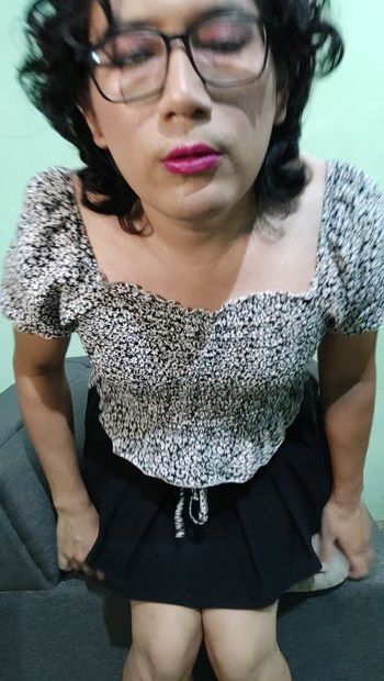 Gadis transgender dengan rok mini