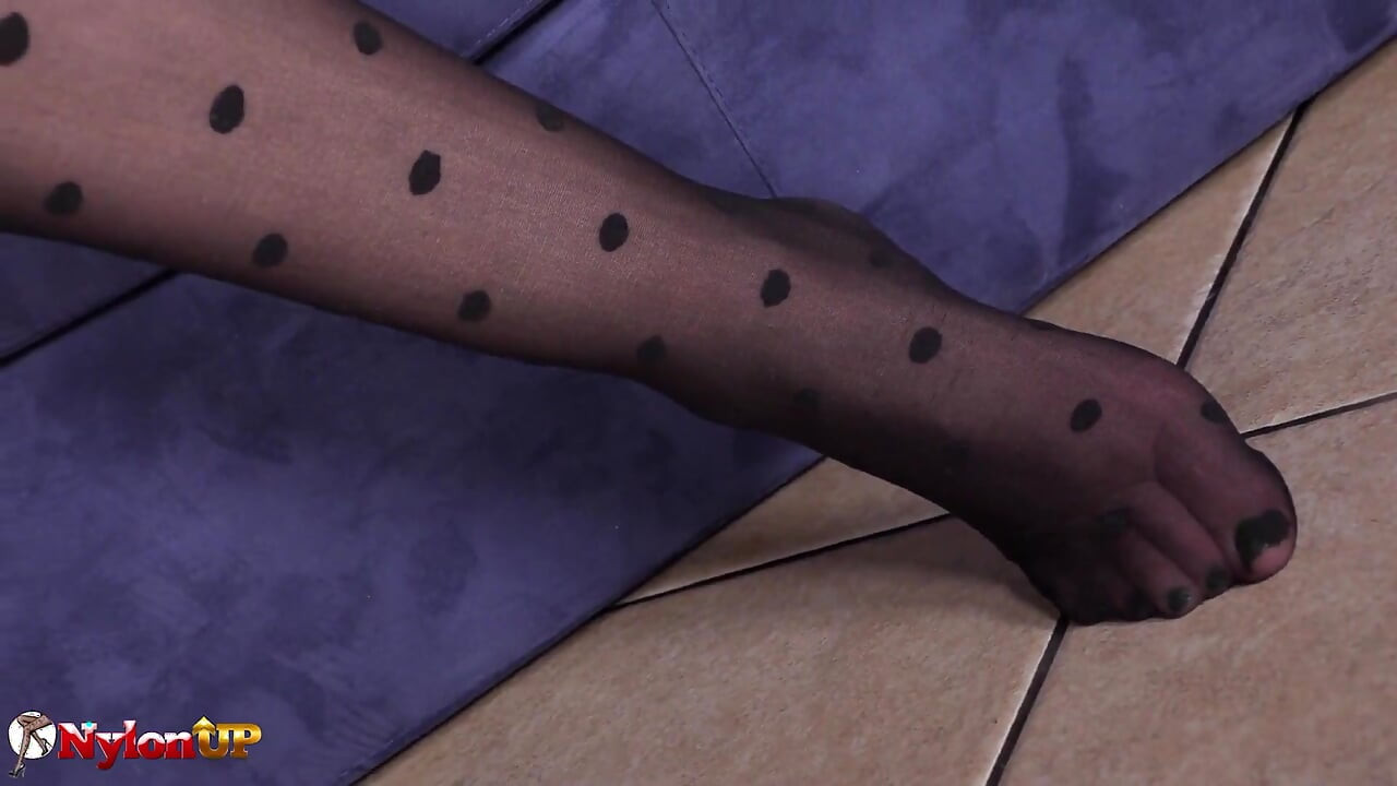 Hübsche tätowierte schönheit in schwarzen bodystockings erfreut ihre rasierte muschi mit einem vibrator