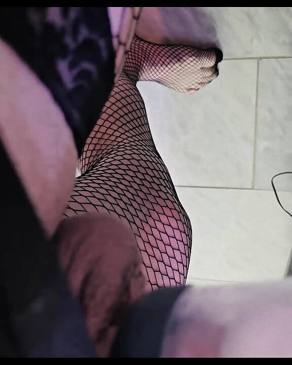 Доильный аппарат Фембой: застенчивый фембой с симпатичными ступнями отсасывает машина, берет его в постель, затем трахает его