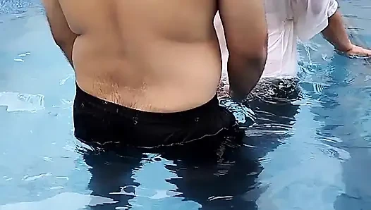 Ateşli bir çiftin yüzme havuzunda riskli eğlencesi.