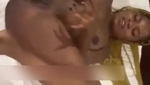 Es ist immer gut, wenn du deine vibrationen allein spürst. geil wie die hölle und verdammt nass. tropft