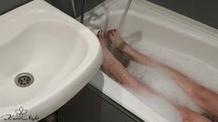 लड़की पूरी लगन से शरीर को धोती है और बिल्ली masturbates - शौकिया