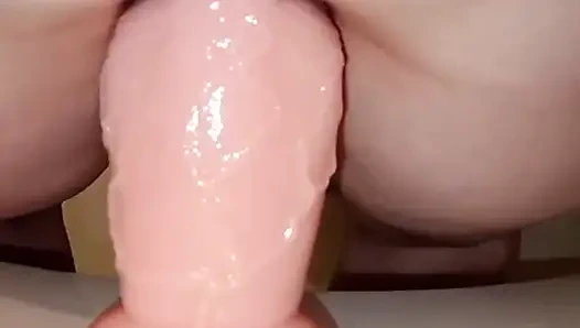 Cewek nakal ini lagi asik muasin memeknya pakai mainan seks ukuran raksasa sampai muncrat berkali-kali