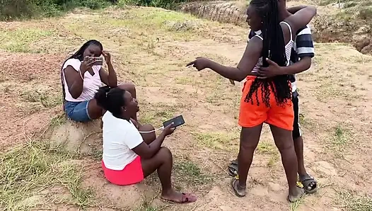 EINE JUNGE 19-JÄHRIGE NIGERIANISCHE MÄDCHEN UND JUNGS GEHEN ZUM FICKEN