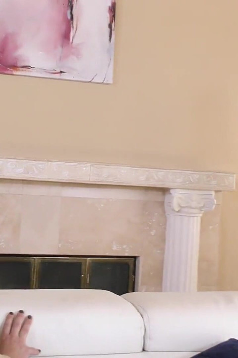 Daisy Stone meyakinkan ayah tirinya untuk membenarkannya makan lubang duburnya