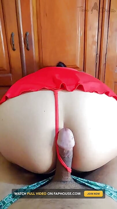 Puse Mi Verga Entre Sus Nalgas Y Su Tanga De Hilo, Y Ella Se Encargó De Secar Mis Bolas