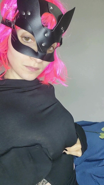 Απολαύστε την επιθυμία μου με τη μάσκα γατούλας και τα μεγάλα βυζιά μου