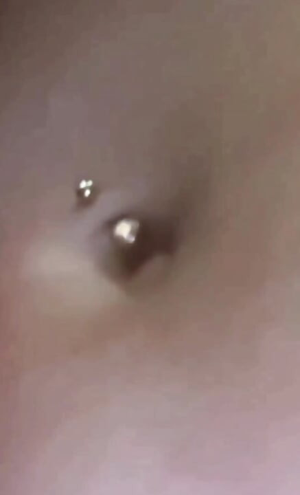 Pępek piercing język lizanie