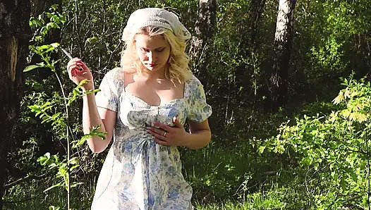 Девушка из деревни, которая курит