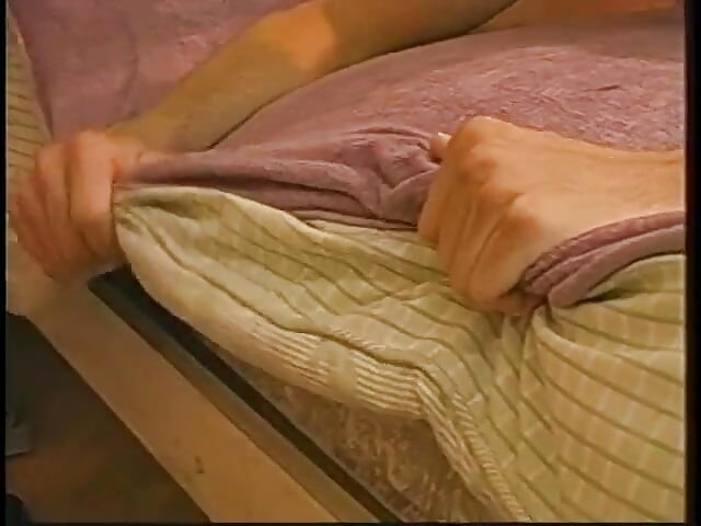 Ragazzo biondo succhia il cazzo di un altro amico prima che la mora vixen lo scopa con uno strapon