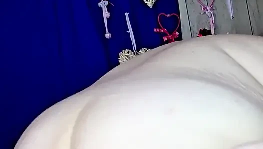 Танцует быстро обнаженной, он не может удержать это от ее шаловливой большой задницы