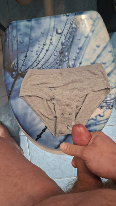 Ich squirte auf das höschen meiner stieftochter