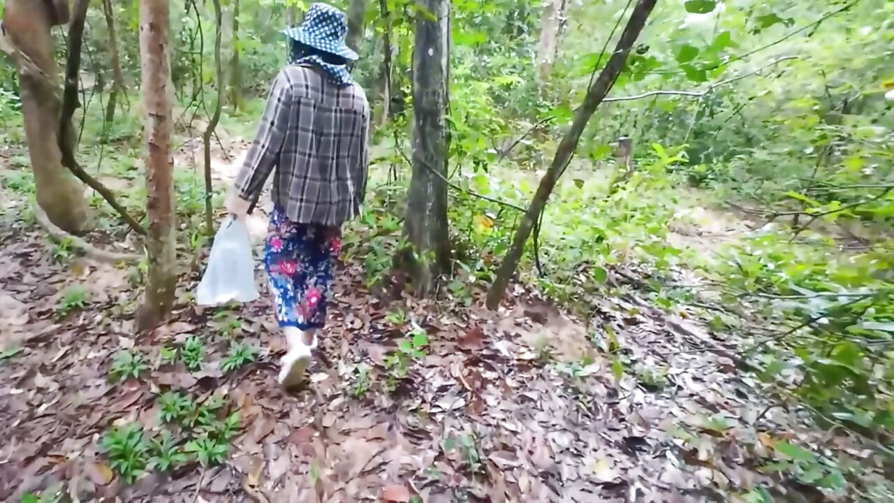 Thai Teenagers get Lost in the Forest and get Horny, so they have Sex.