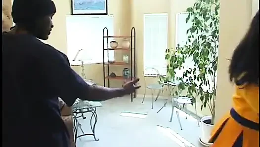 Ateşli amigo zenci kız sert yarakla domalarak sikiliyor