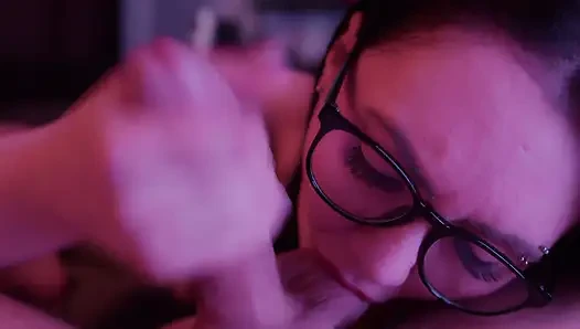 Tante seksi lagi asik nyepong kontol pacarnya