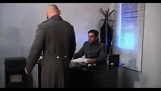 Огромный член Steve обожает волосатую киску в ванной в тройничке