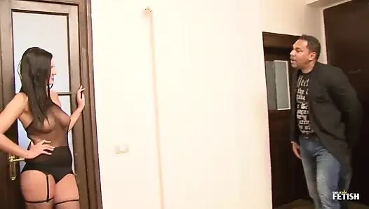 Cewek semok rambut cokelat dientot habis-habisan sama kontol besar pria kulit hitam di depan suaminya