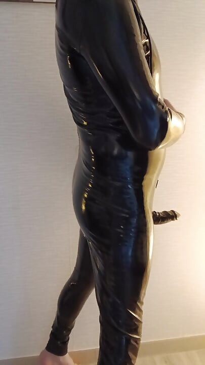 Αυνανισμός με στολή από λάτεξ