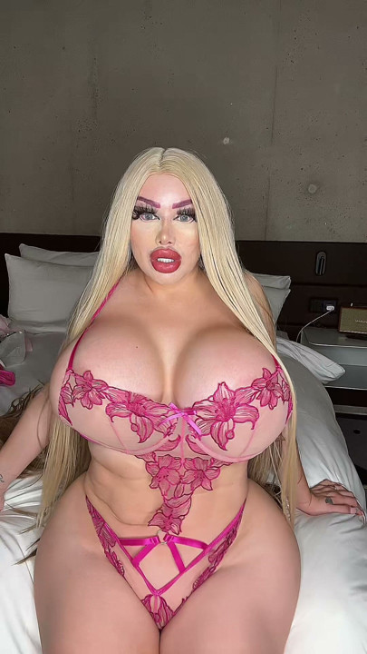 Big tit bikini babe