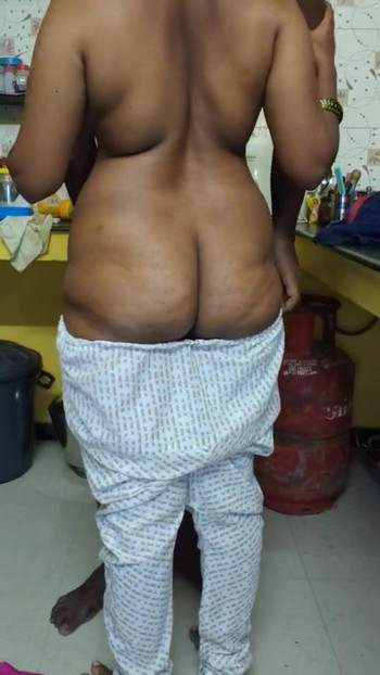 Σαγηνευτική στιγμή από το "My wife's hot body reveal With Clear Tamil Audio"