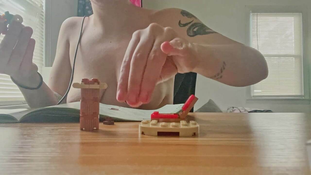 Gola Lego zgrada ASMR bez gornjeg dijela