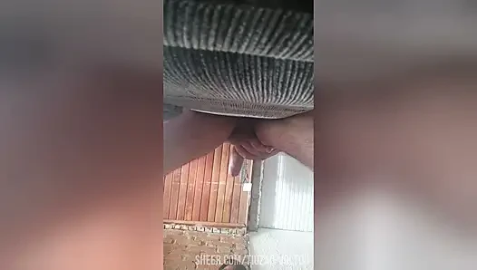 BRÜNETTE SCHLUCKT ALLES