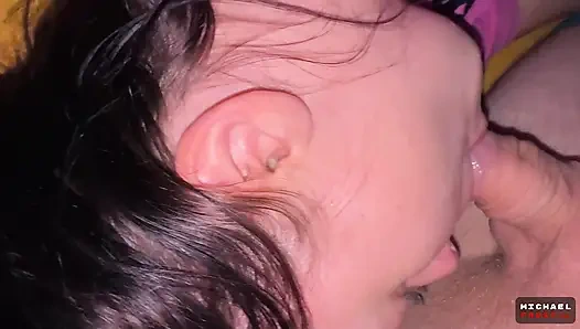 genießt ein großes Getränk und wird ihr heiß ins Gesicht