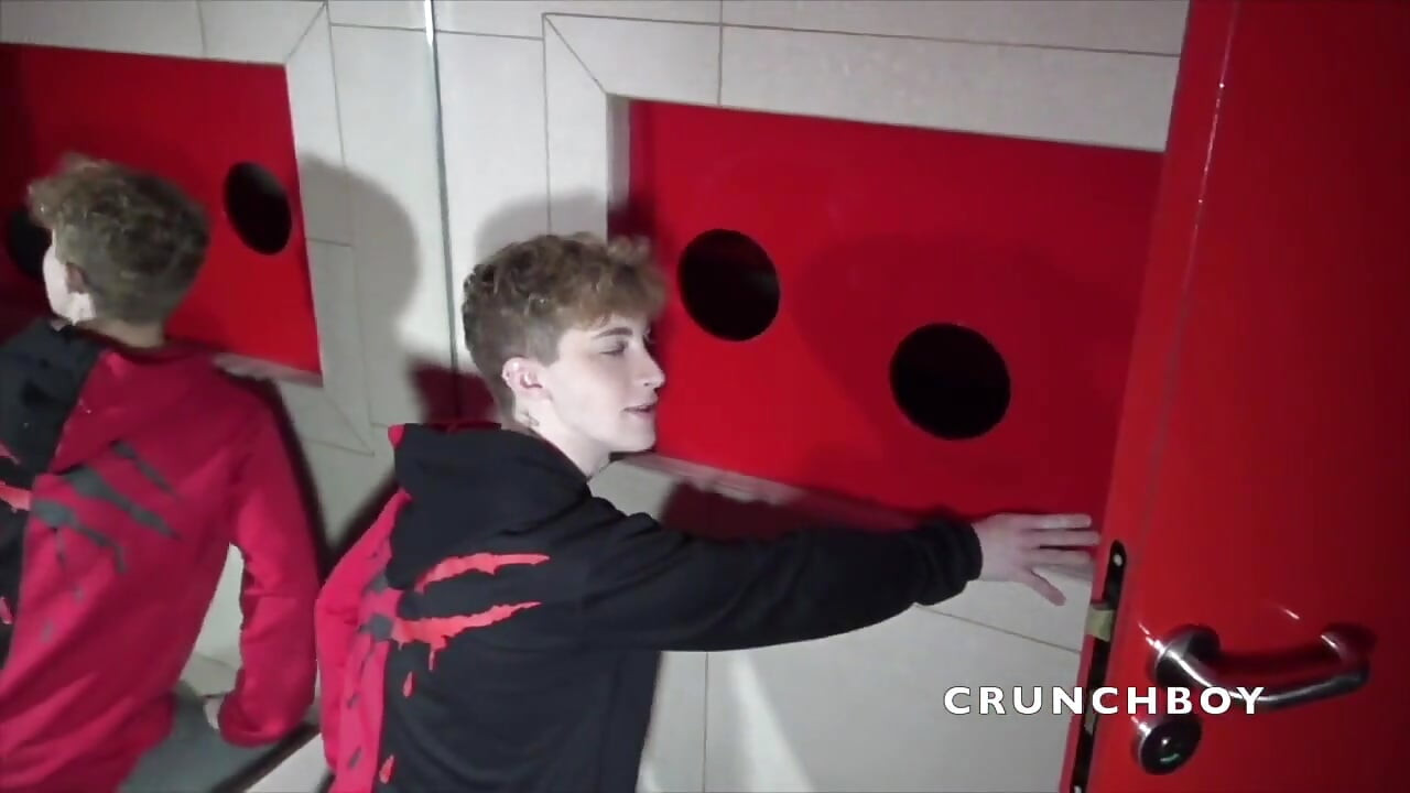 타투와 함께하는 슬링비 탑에서 따먹히는 금발 걸레 트윈크