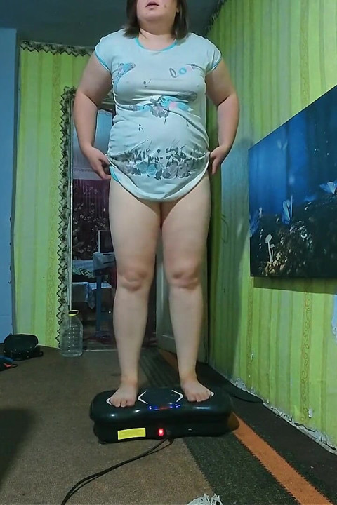 Nena De Grandes Tetas De Cuerpo Completo En Escala Y Plataforma Vibrante Inserta Plug Anal