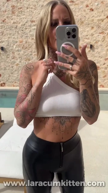 Tight wetlook leggings & the perfect sight - Do you like it?