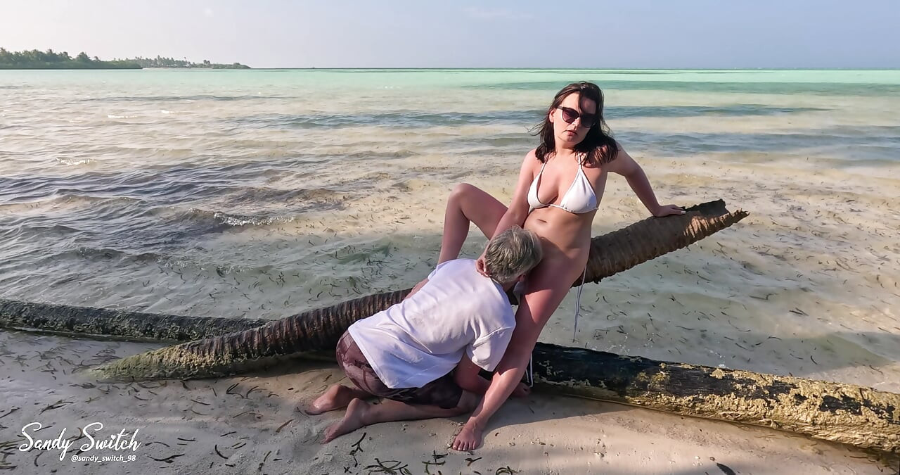 Femdom in Paradise. Outdoor Worship on the Beach