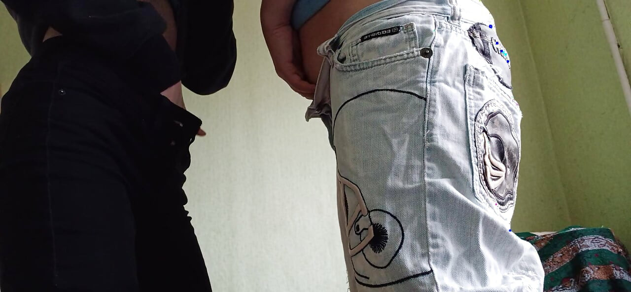 Duas namoradas se masturbam e gozam em jeans