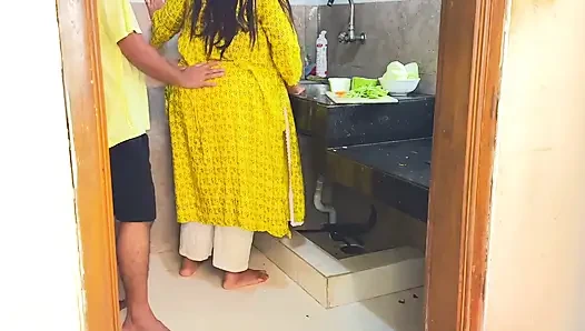 Plötzlich fickte ich meine schwiegermutter, während sie curry in der küche schnitt - desi harten sex