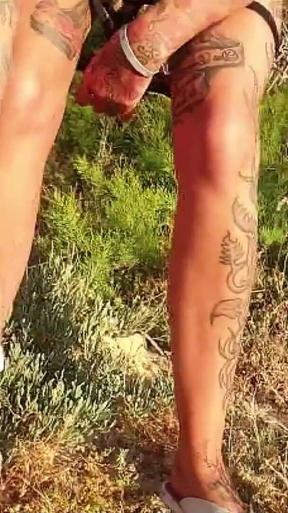 « Un vrai couple allemand mature fait pipi et baise dans la nature pendant un voyage de vacances près de la plage »