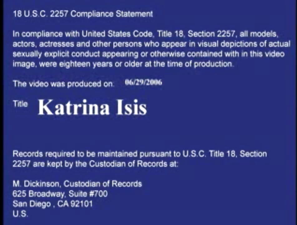 Afeitada Katrina Isis follando en la cama con su pequeña