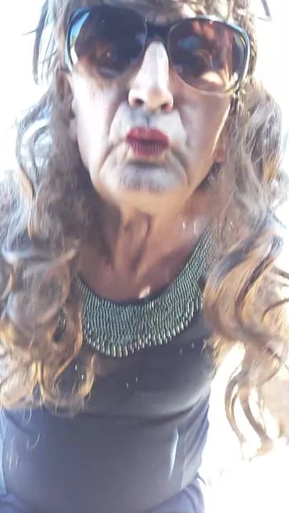 Sissy laura ngoài trời