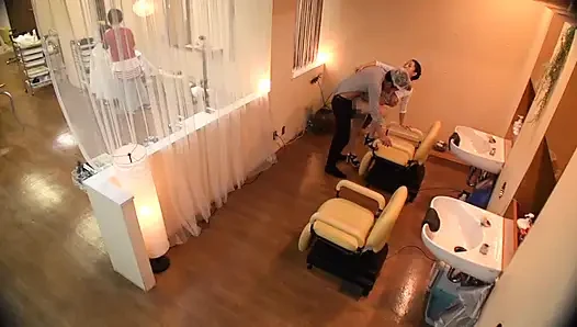 Terlalu banyak pandangan, terlalu banyak ketegangan - di dalam salon di mana mata selalu bertemu