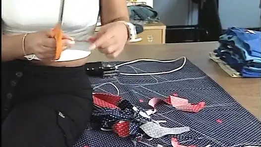 Esmer lezbiyenler klasik videoda 69 pozisyonunda amlarını baştan çıkarıyor