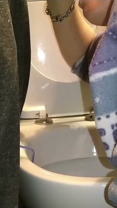 トイレ掃除してる時、いつも彼がオシッコしたくなるんだよね。いつも… | Clip 1