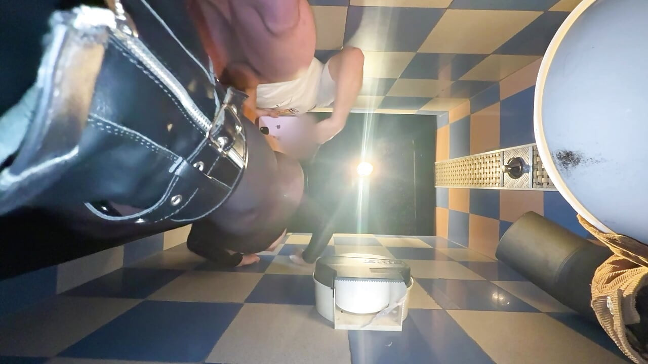 Sesso a rischio nel bagno del ristorante | Dal basso mostrando pompino e scopata con sborrata