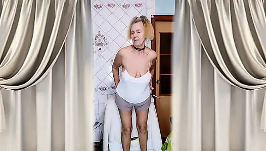 Ibu rumah tangga panas Lukerya, menggoda pagi dengan menyikat gigi di mesin cuci dan twerking.