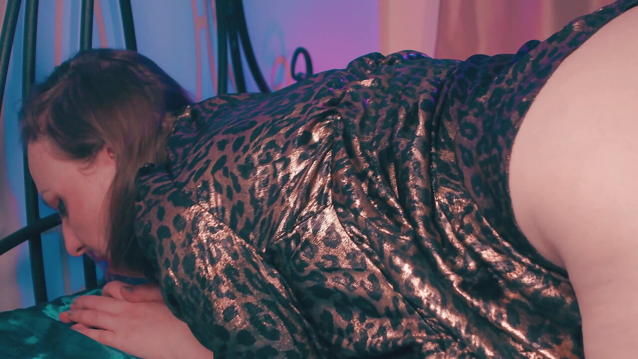 거대한 긴 딜도와 거대한 자지로 애널 섹스 - 묶인 밀프가 깊고 세게 따먹히네! 큰 엉덩이 복종하는 밀프 사용.