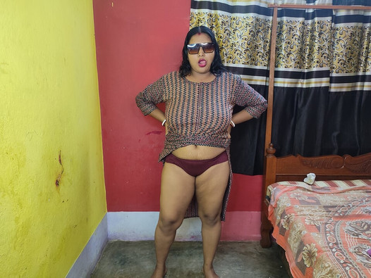 Cachonda india joven madrastra twerking su gran culo en el piso