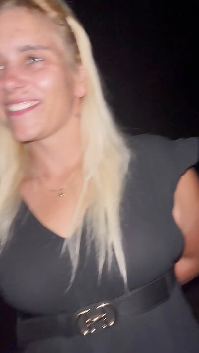 Venkovní parkoviště u auta detailní šaty vytáhl nahoru blondýna milf stříká nohy dolů třesoucí se záškuby sténání, cvok hodinky.