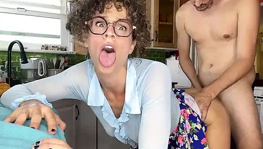 Ahegao bayan Crizzle derslerinin tamamı bittikten ve tüm iyi oğlanları nasıl b eğitimi aldıktan sonra mutfakta anal sikiliyor