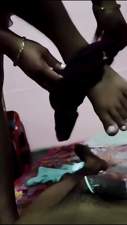 Apna bhabhi ko ghar me bolay pore rate chodaiy kiya
