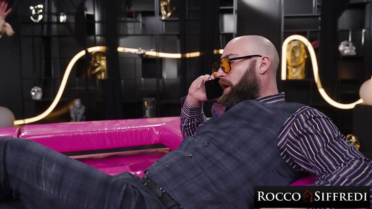 Rocco Siffredi - nena caliente recibe anal por un jefe de enorme polla